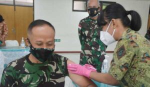 Yakinkan Masyarakat, Pangdam Cenderawasih Vaksinasi Covid-19 Tahap 2