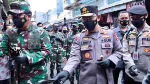 Pantau Prokes, Panglima TNI-Kapolri Bagikan Masker di Pasar Tanah Abang
