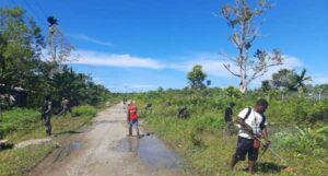 TNI Peduli, Satgas Yon 756 WMS Bantu Warga Bersihkan Jalan Kampung
