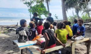 Ini Cara Unik Satgas TNI Beri Pengetahun Wasbang ke Anak-anak di Batas Negara