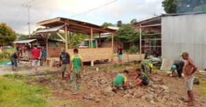 Ciptakan Keamanan, Satgas TNI Bangun Pos Kamling di Ujung Batas RI-PNG