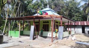 Satgas TNI dan Masyarakat Gotong Royong Bangun Teras Masjid di Perbatasan RI-PNG