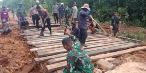 Jalan Terputus, TNI, Polri dan Warga Gotong Royong Perbaiki