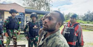 Satgas TNI Pos Kurulu Tangkap Pelaku Pembegalan