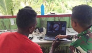 Satgas TNI Ajarkan Pemuda di Batas Negara Operasikan Laptop