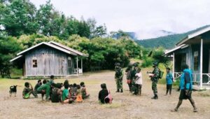Demi Kesehatan Warga, Satgas TNI Beri Layanan Medis Keliling