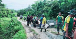 Satgas TNI Bersama Warga Endrekang Perbaiki Jalan Kampung