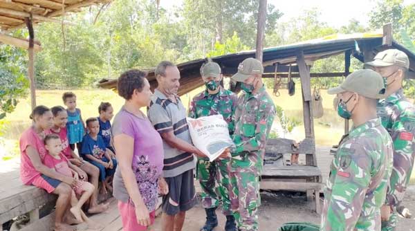 Satgas TNI Salur Sembako di Batas Negara