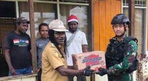 Santa Claus Satgas Yonif PR 432 Kostrad Hadir Ditengah Masyarakat