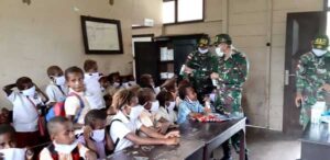 Dukung Pendidikan, Satgas TNI Bagikan Buku Tulis ke Siswa Perbatasan
