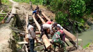 Duet TNI-Polri dan Warga Bangun Jembatan Penghubung Antar Kampung