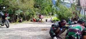 Babinsa Koramil Bokondini Bantu Masyarakat Kerja Bakti