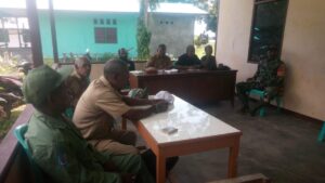 Babinsa Yapsel Bantu Mediasi Masalah Batas Tanah Kampung Mariarotu