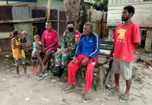 Babinsa Koramil 1707-14/Senggo Rutin Gelar Komsos