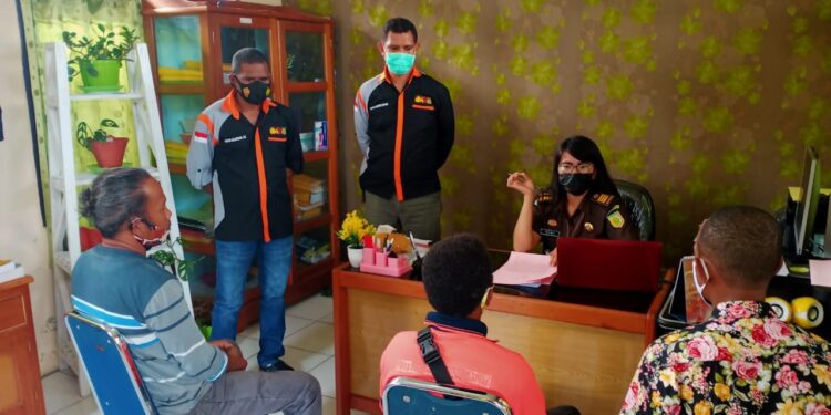 Para Tersangka Tindak Pidana Pilkada Kabupaten Waropen Saat Serahkan ke Kejari Serui, Selasa (12/1/2021)