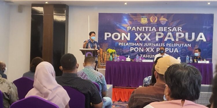 Sekum PB PON XX Papua, Elia Loupatty, Memberikan Sambutan Saat Pelaksanaan Pelatihan Jurnalis Peliputan PON XX Papua di Kota Jayapura, Rabu (20/1/2021)