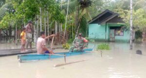 Babinsa Bonggo Bantu Warga yang Terkena Banjir