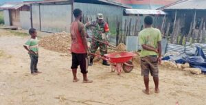Babinsa Enarotali Karya Bakti Timbun Fondasi Rumah Warga