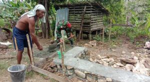 Wujudkan Program Jambanisasi, Anggota TNI Bantu Bangun MCK