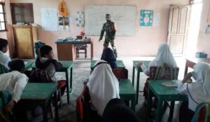 Babinsa Waghete Bantu Mengajar di SD Yapis Ash Siddiq
