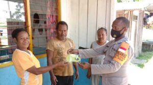 Himbau Cegah Covid-19, Bhabinkamtibmas Demta Sambangi Warga