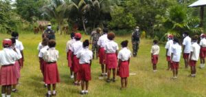 Tanamkan Disiplin Sejak Dini, Satgas TNI Ajarkan PBB di Sekolah Papua