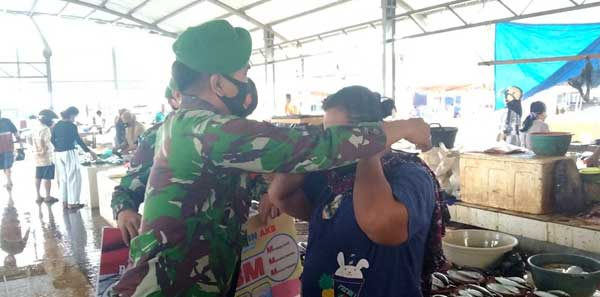 Kodim JPR Edukasi Prokes Pasar Youtefa