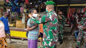 Kodim 1712/Sarmi Bagi-bagi Masker di Pasar Sentral Mararena