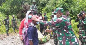 Kodim Yahukimo Bagi-bagi Masker dan Kerja Bakti Buka Akses Jalan