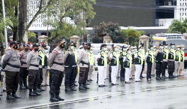 Polda Papua Gelar Apel Kesiapan Bhabinkamtibmas-Nakes Sebagai Tracer dan Vaksinator Covid-19 1 Polisi Polda Papua n Nakes