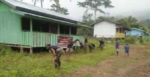 Peduli Kesehatan, Satgas KH Ajak Warga Bersihkan Posyandu di Perbatasan 