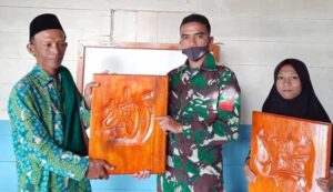 Jelang Purna Tugas, Satgas Kala Hitam Beri Ukiran Kaligrafi kepada Tokoh Agama