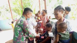 Satgas TNI Gandeng Puskesmas Ubrub Gelar Posyandu di Batas Negara