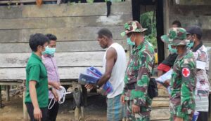 Cegah Penyebaran Malaria, Satgas TNI-Puskesmas Towe Hitam Bagikan Kelambu