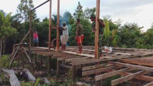 Masyarakat dan TNI Gotong Royong Bangun Rumah