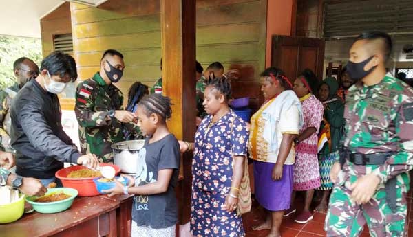 Peduli Sesama, TNI Berbagi Kasih dengan Masyarakat Banti Mimika 17 Satgas TNI 756 Berbgai Sesama Msyk Banti