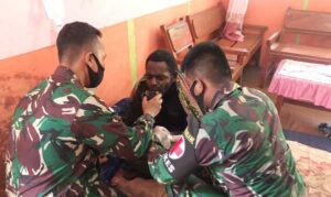 Alami Sakit Malaria, Satgas TNI Obati Warga