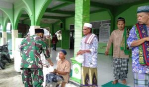 Wujud Syukur, Satgas TNI Bagikan Makanan Usai Ibadah