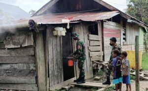 Cegah Penyebaran Malaria, Satgas TNI Lakukan Fogging Rumah Warga di Perbatasan