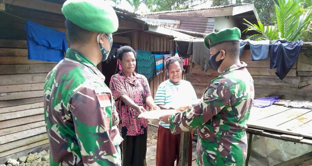 Satgas TNI KH bagi2 baju