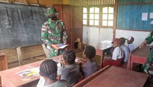 Cerdaskan Generasi Muda Papua, Satgas TNI Bantu Mengajar