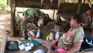 Luka Tak Kunjung Sembuh, Satgas TNI Turun Tangan Obati Warga