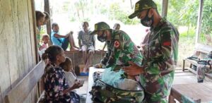 Jamin Kesehatan Warga Perbatasan, Satgas TNI Gelar Pengobatan Keliling