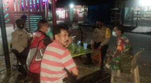 Beri Rasa Aman, Personel TNI-Polri di Mapurujaya Kontrol Giat Jaga Malam