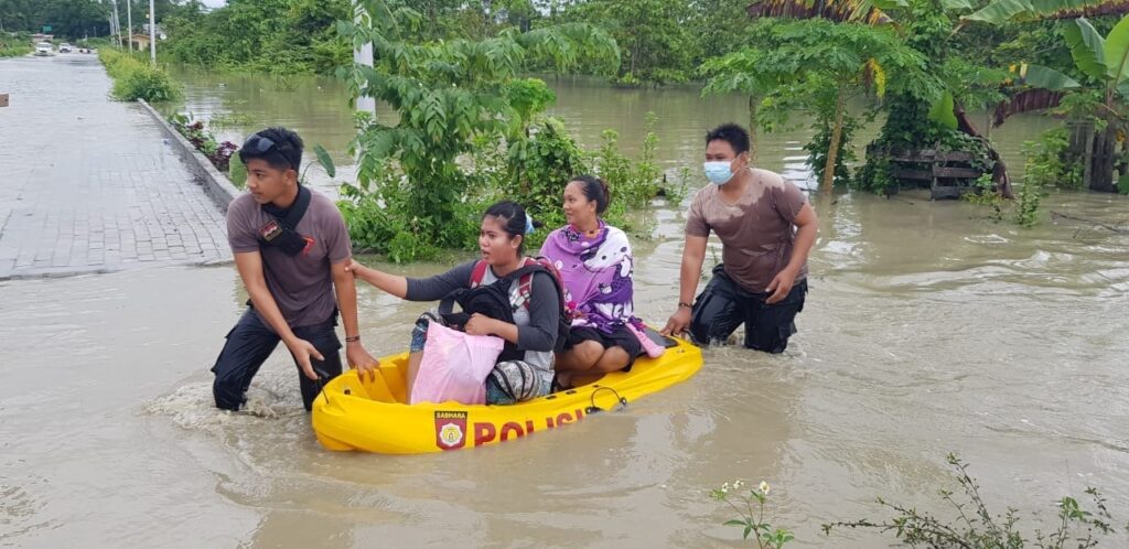 Tanggap Cepat, Polres Keerom Evakuasi Warga Dampak Banjir