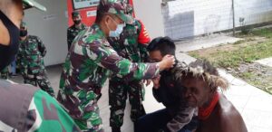 Babinsa Koramil Wamena Sosialisasi Cegah Corona dan Bagikan Masker