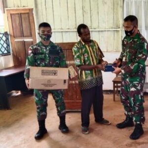 Jalin Silaturahmi, Yonif 122/ATS Bagikan Alkitab di Gereja Santo Tomas