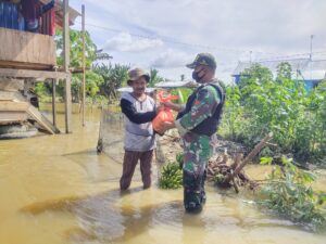 Satgas 413 Kostrad Berbagi Sembako Ditengah Banjir Kampung Yowong