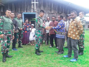 Satgas Yonif Raider 100/PS Bantu Kebutuhan Masyararakat Perbatasan RI-PNG