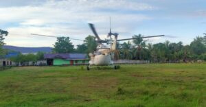 Helikopter Yang Mendarat Darurat di Nimbokrang Terbang Kembali